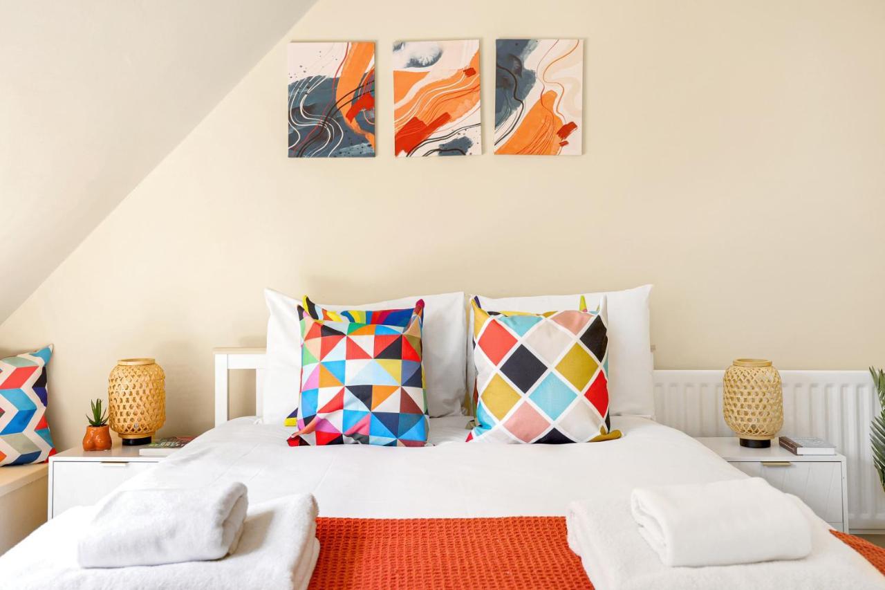 Charming 3 Bedroom House Short Term & Flexible Renting Canary Wharf With Free Wifi & Garden Londen