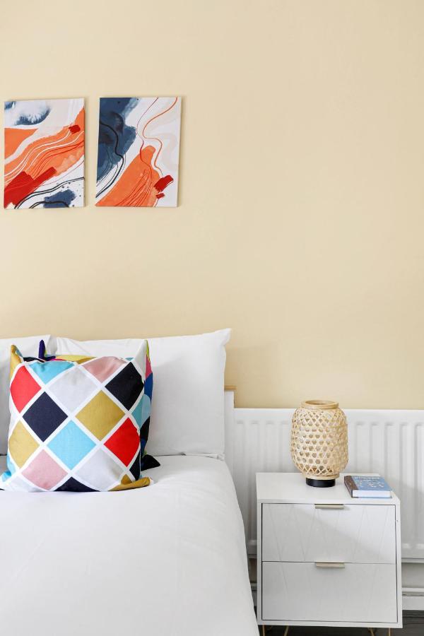 Charming 3 Bedroom House Short Term & Flexible Renting Canary Wharf With Free Wifi & Garden Londen