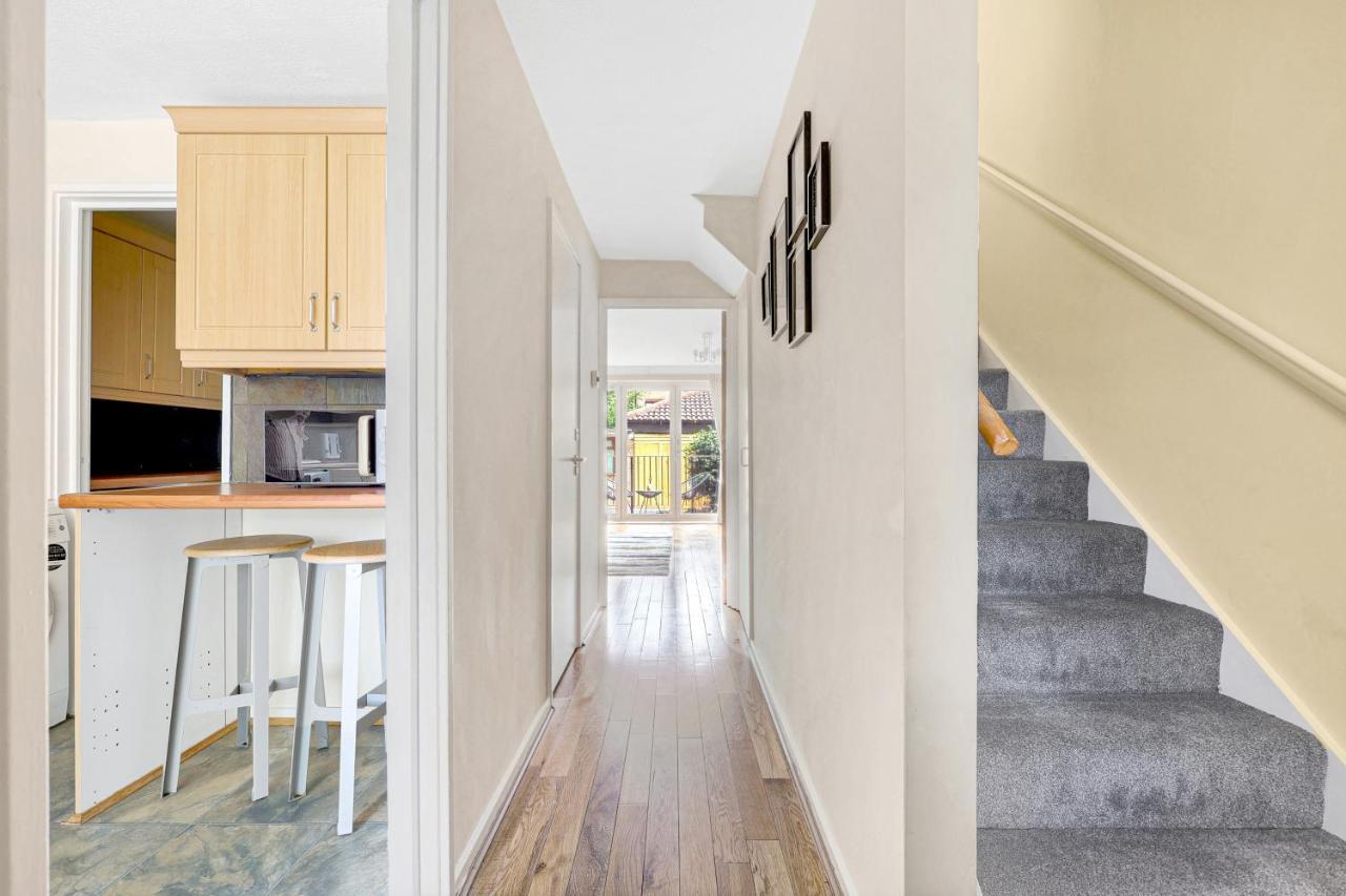Charming 3 Bedroom House Short Term & Flexible Renting Canary Wharf With Free Wifi & Garden Appartement Londen