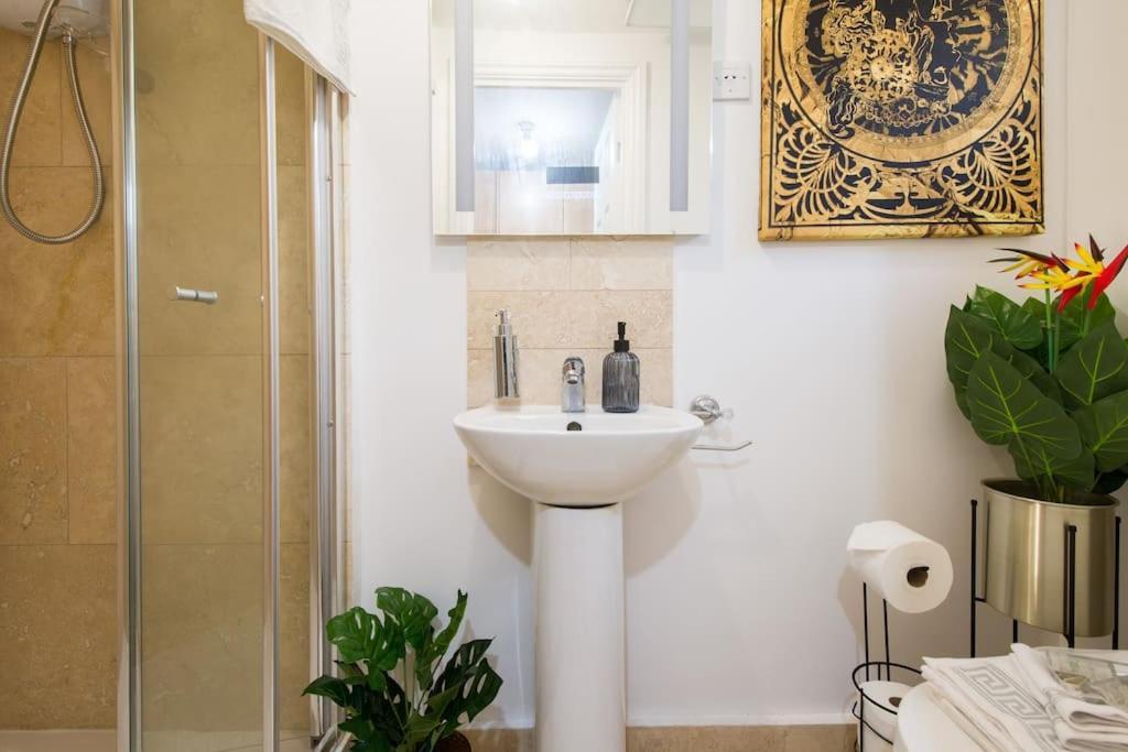 Lux Versace Pad Sleeps 10 Hot Tub, Cinema & Games London