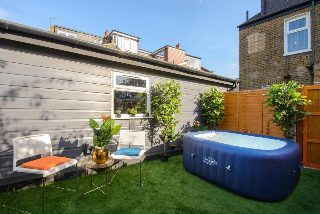 Lux Versace Pad Sleeps 10 Hot Tub, Cinema & Games Apartment London