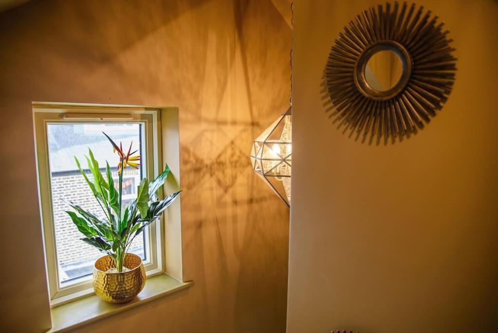 Apartment Lux Versace Pad Sleeps 10 Hot Tub, Cinema & Games London