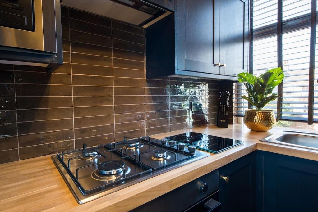 Lux Versace Pad Sleeps 10 Hot Tub, Cinema & Games * London