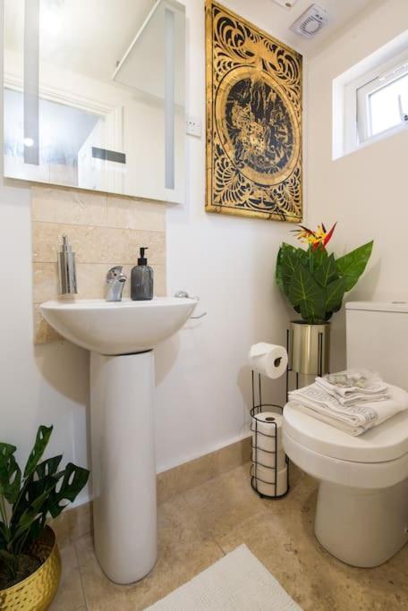 Lux Versace Pad Sleeps 10 Hot Tub, Cinema & Games Apartment *