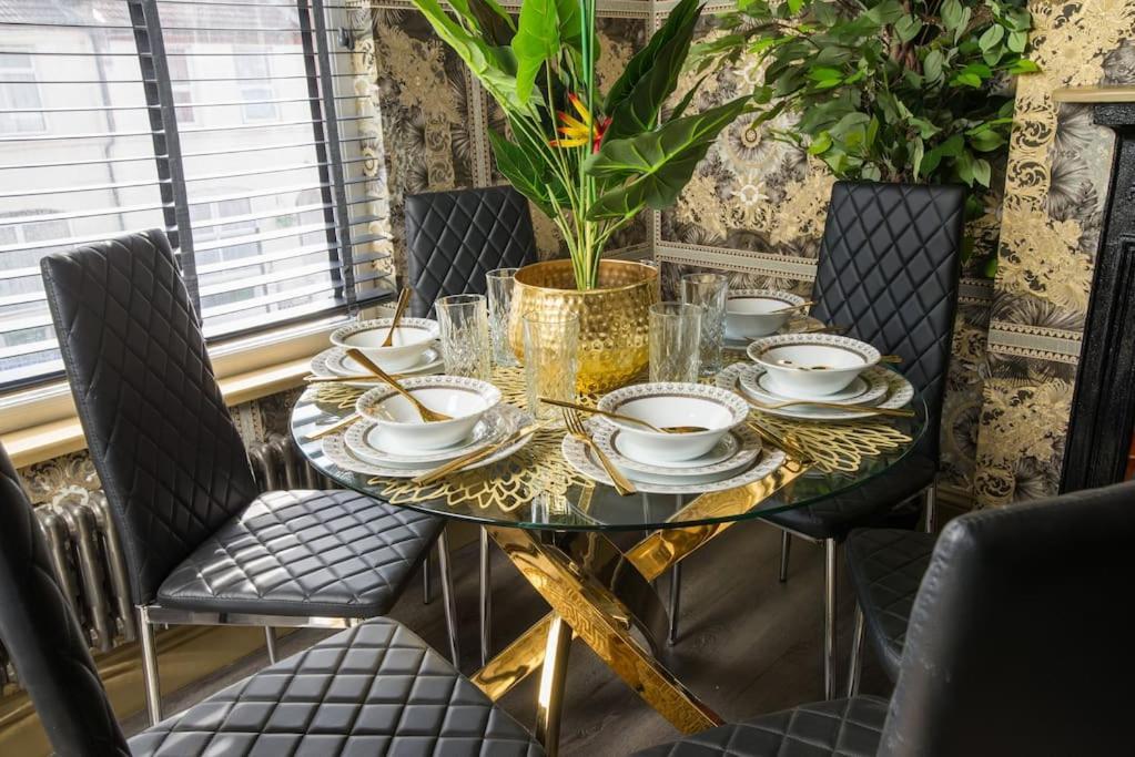 Apartment Lux Versace Pad Sleeps 10 Hot Tub, Cinema & Games London