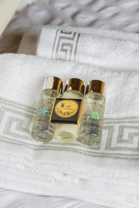 Lux Versace Pad Sleeps 10 Hot Tub, Cinema & Games London