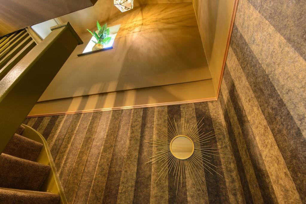 Lux Versace Pad Sleeps 10 Hot Tub, Cinema & Games Apartment