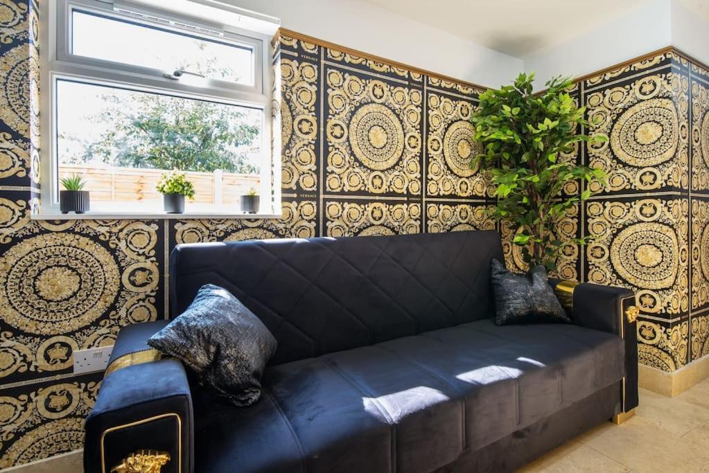 Lux Versace Pad Sleeps 10 Hot Tub, Cinema & Games Apartment *