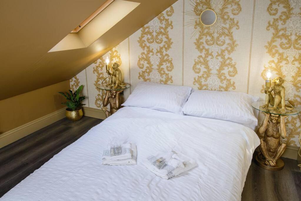 Apartment Lux Versace Pad Sleeps 10 Hot Tub, Cinema & Games