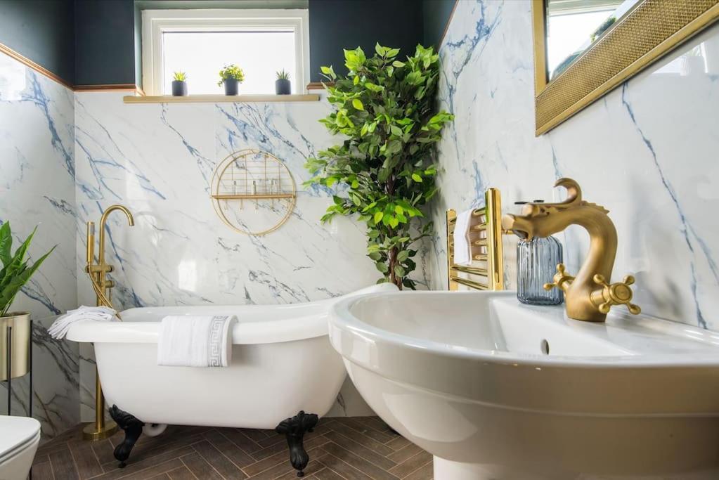 Apartment Lux Versace Pad Sleeps 10 Hot Tub, Cinema & Games *