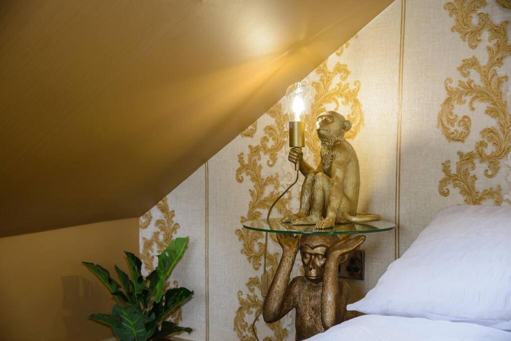 Lux Versace Pad Sleeps 10 Hot Tub, Cinema & Games Apartment *