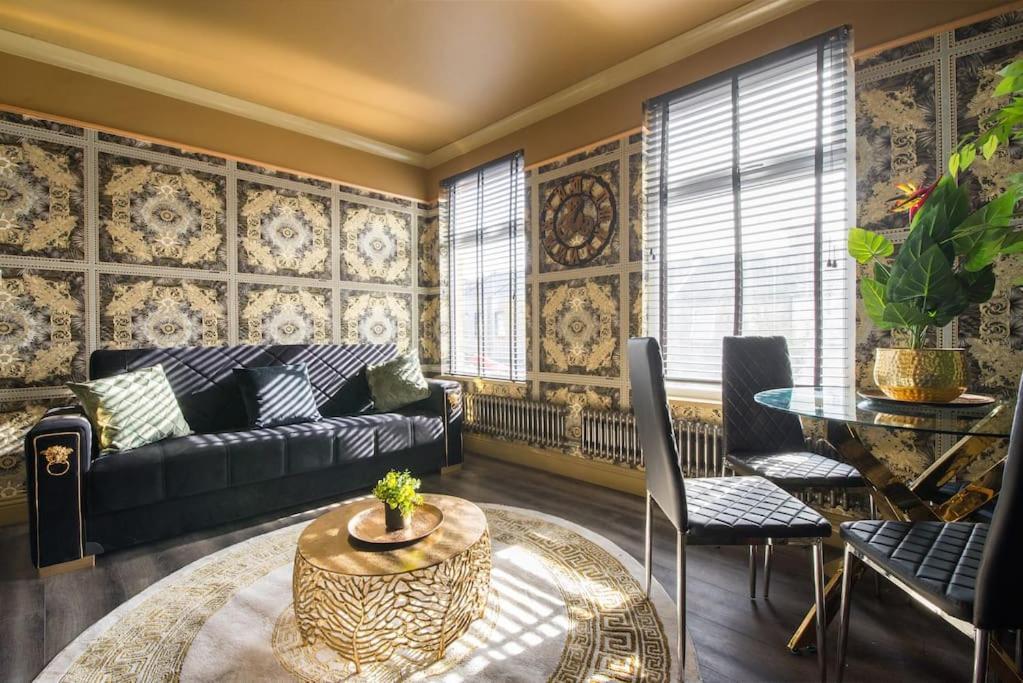 Apartment Lux Versace Pad Sleeps 10 Hot Tub, Cinema & Games