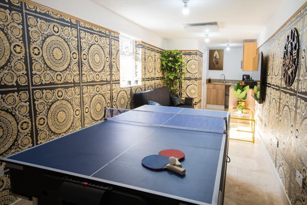 Lux Versace Pad Sleeps 10 Hot Tub, Cinema & Games London