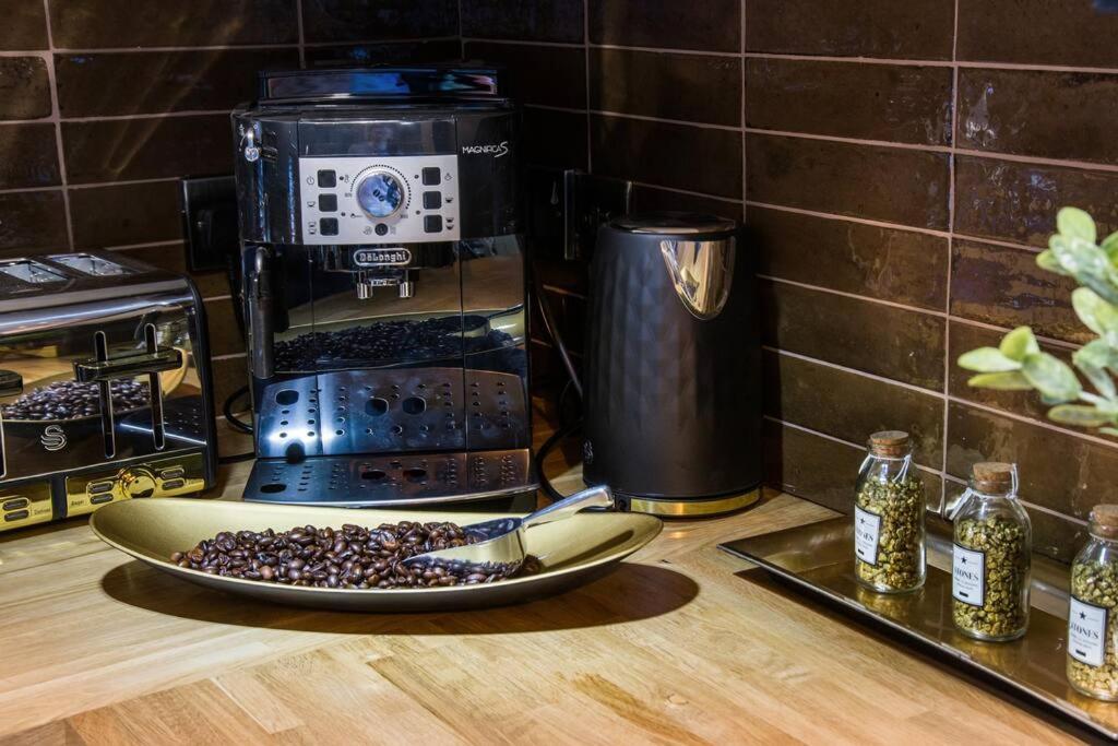 Lux Versace Pad Sleeps 10 Hot Tub, Cinema & Games Apartment