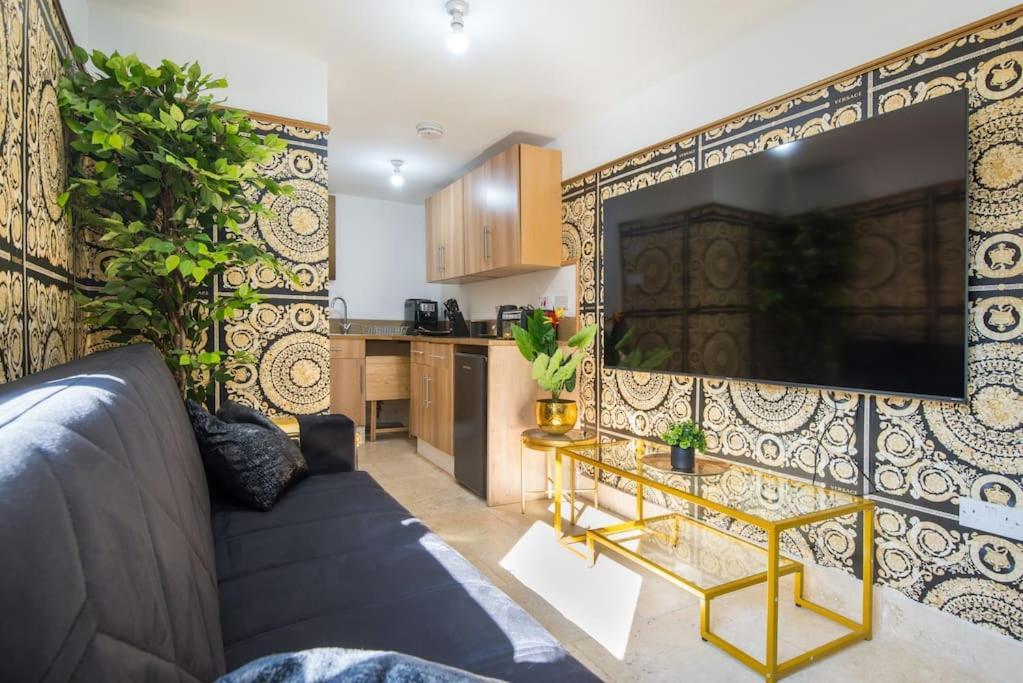 Lux Versace Pad Sleeps 10 Hot Tub, Cinema & Games Apartment London
