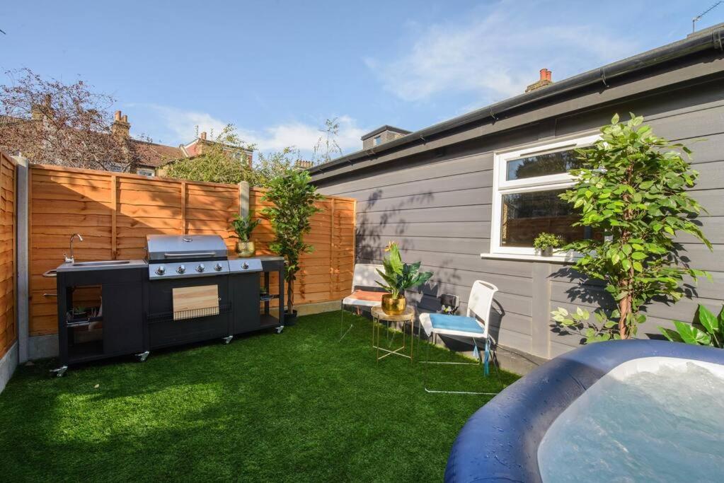 Apartment Lux Versace Pad Sleeps 10 Hot Tub, Cinema & Games London