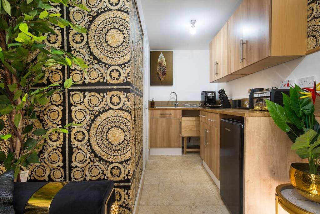 Lux Versace Pad Sleeps 10 Hot Tub, Cinema & Games London