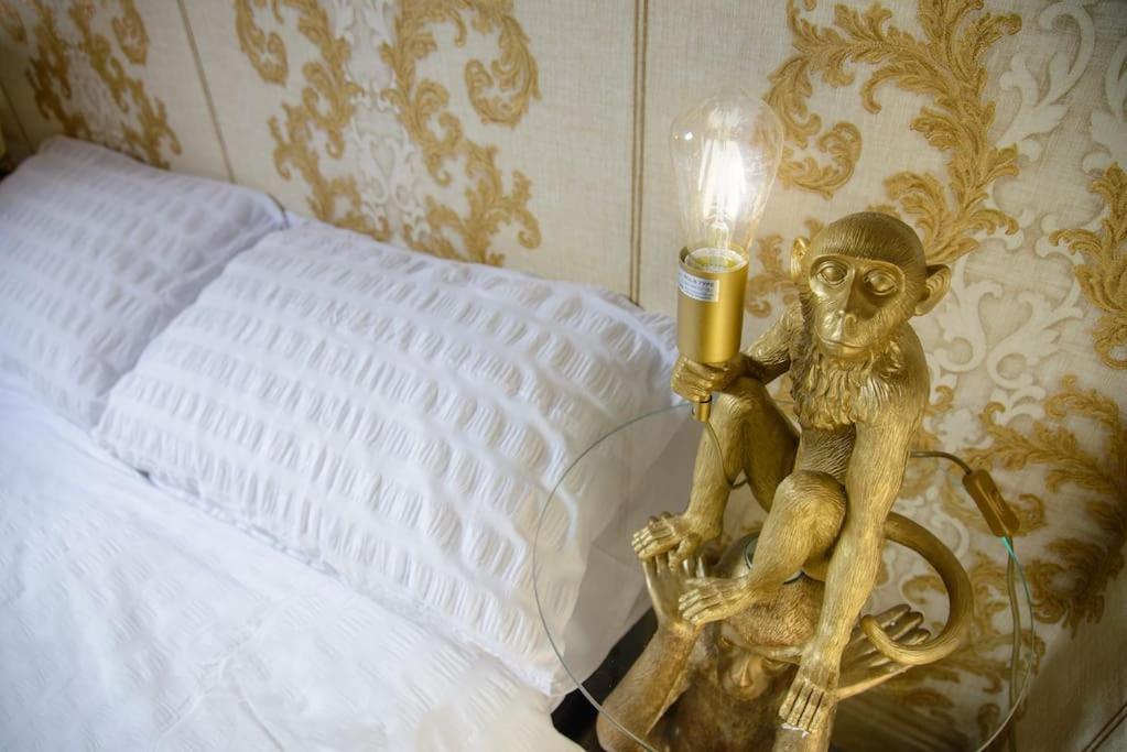 Lux Versace Pad Sleeps 10 Hot Tub, Cinema & Games