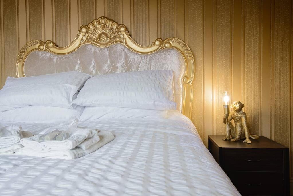 Lux Versace Pad Sleeps 10 Hot Tub, Cinema & Games *