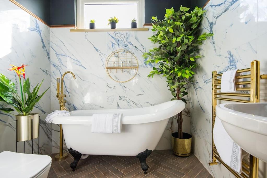 Lux Versace Pad Sleeps 10 Hot Tub, Cinema & Games Apartment London