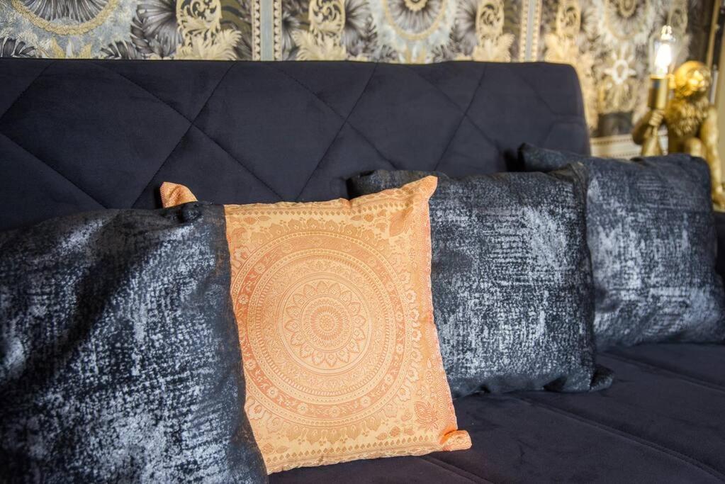 Lux Versace Pad Sleeps 10 Hot Tub, Cinema & Games Apartment London