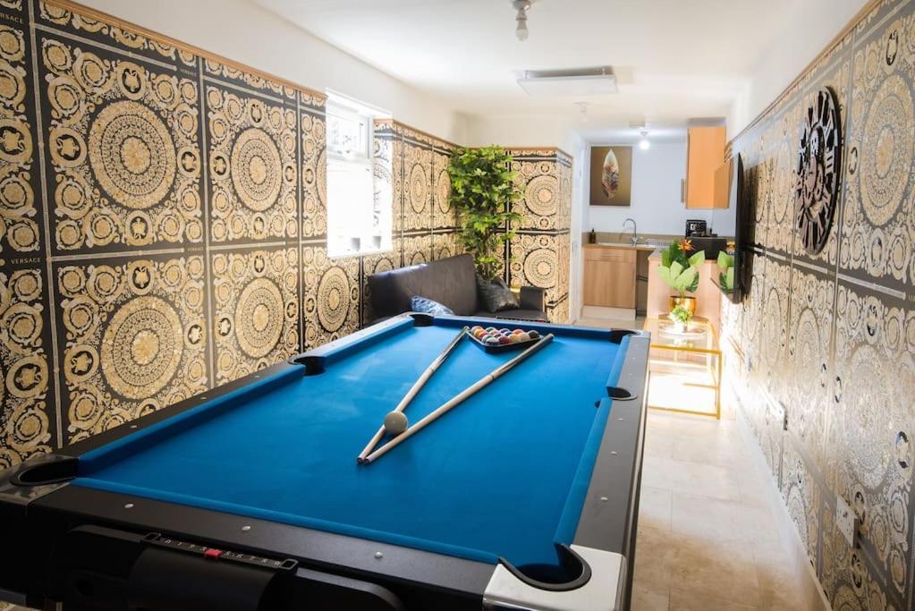 Apartment Lux Versace Pad Sleeps 10 Hot Tub, Cinema & Games *