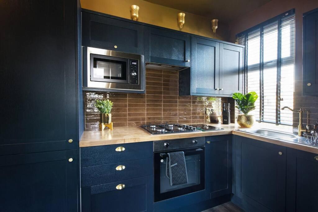 Apartment Lux Versace Pad Sleeps 10 Hot Tub, Cinema & Games London