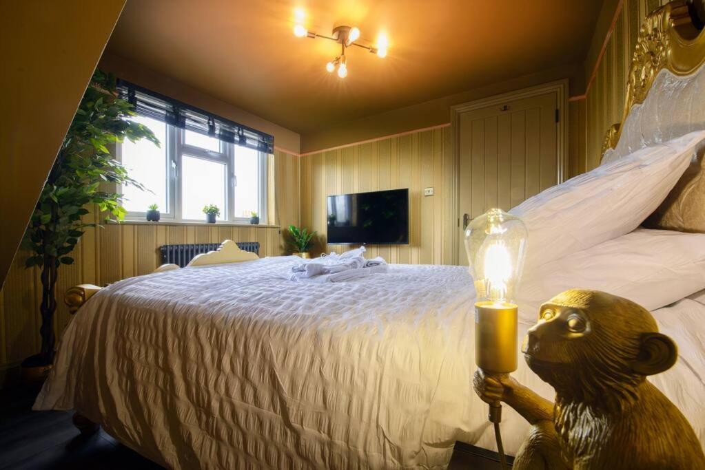 Apartment Lux Versace Pad Sleeps 10 Hot Tub, Cinema & Games *