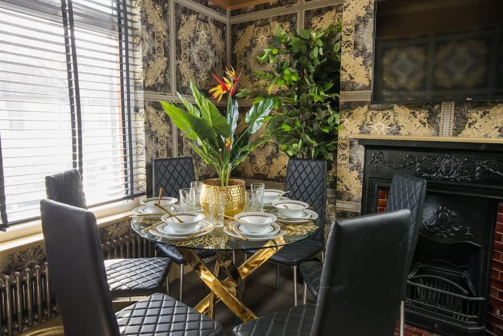 Lux Versace Pad Sleeps 10 Hot Tub, Cinema & Games