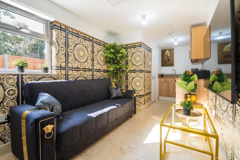 Lux Versace Pad Sleeps 10 Hot Tub, Cinema & Games Apartment *