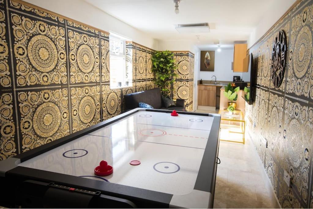 Apartment Lux Versace Pad Sleeps 10 Hot Tub, Cinema & Games