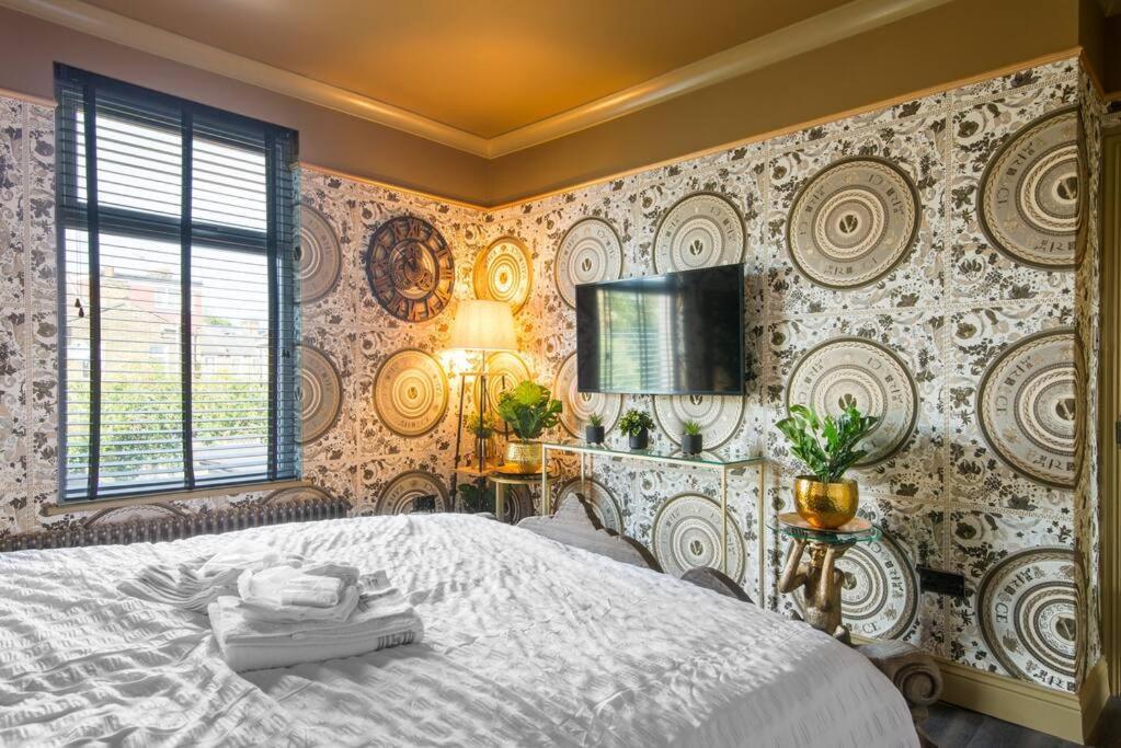 Lux Versace Pad Sleeps 10 Hot Tub, Cinema & Games Apartment London