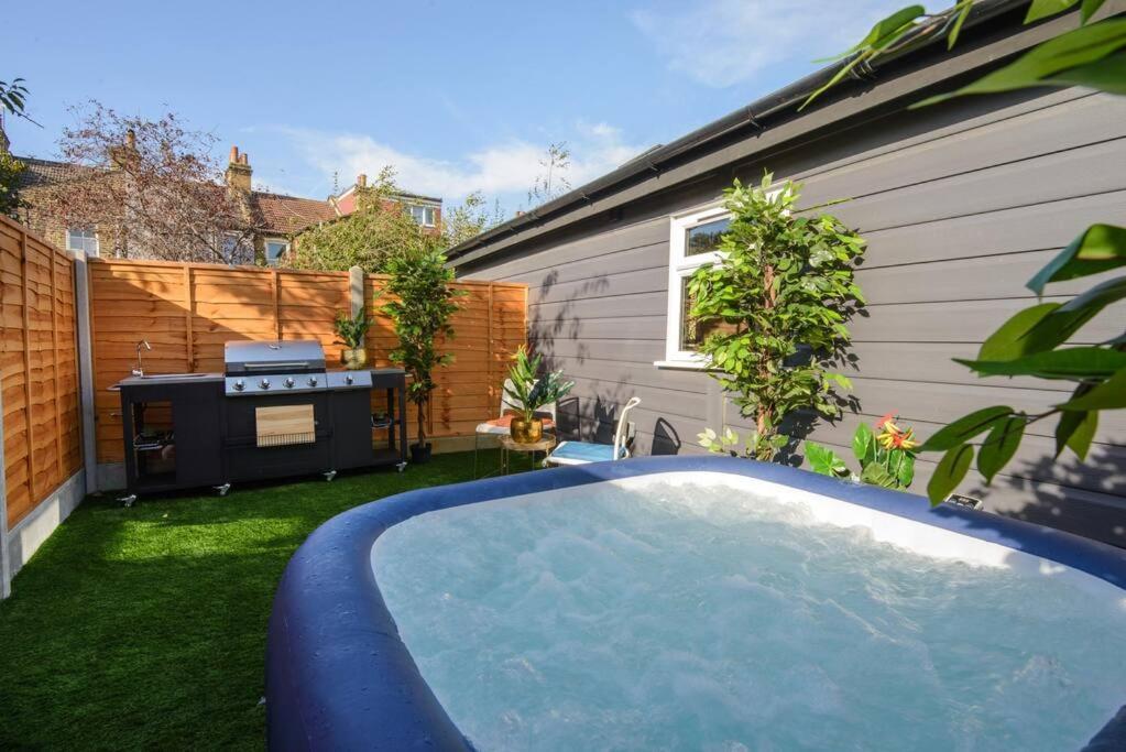 Lux Versace Pad Sleeps 10 Hot Tub, Cinema & Games London