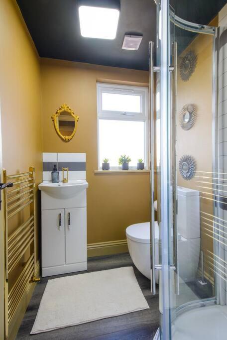 Lux Versace Pad Sleeps 10 Hot Tub, Cinema & Games Apartment London