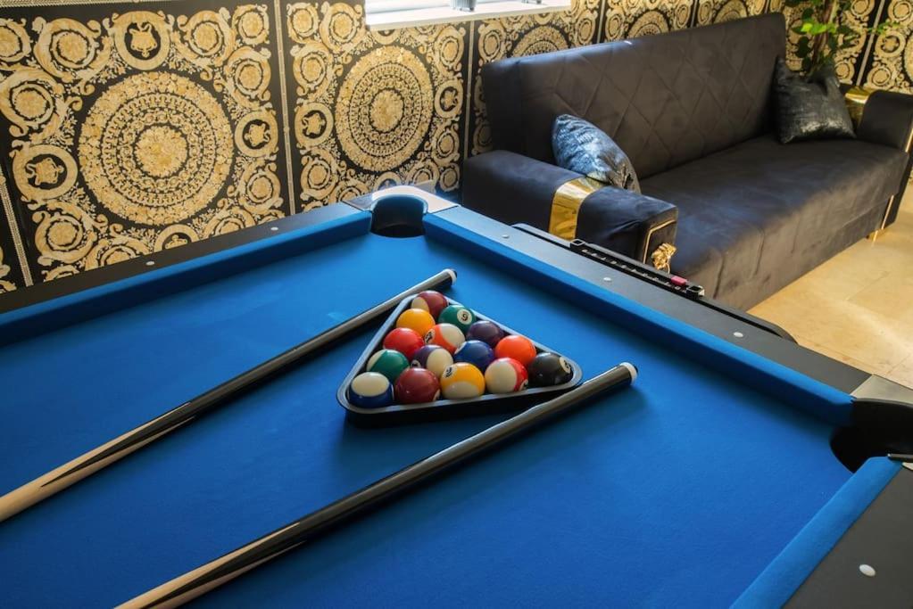 Lux Versace Pad Sleeps 10 Hot Tub, Cinema & Games London