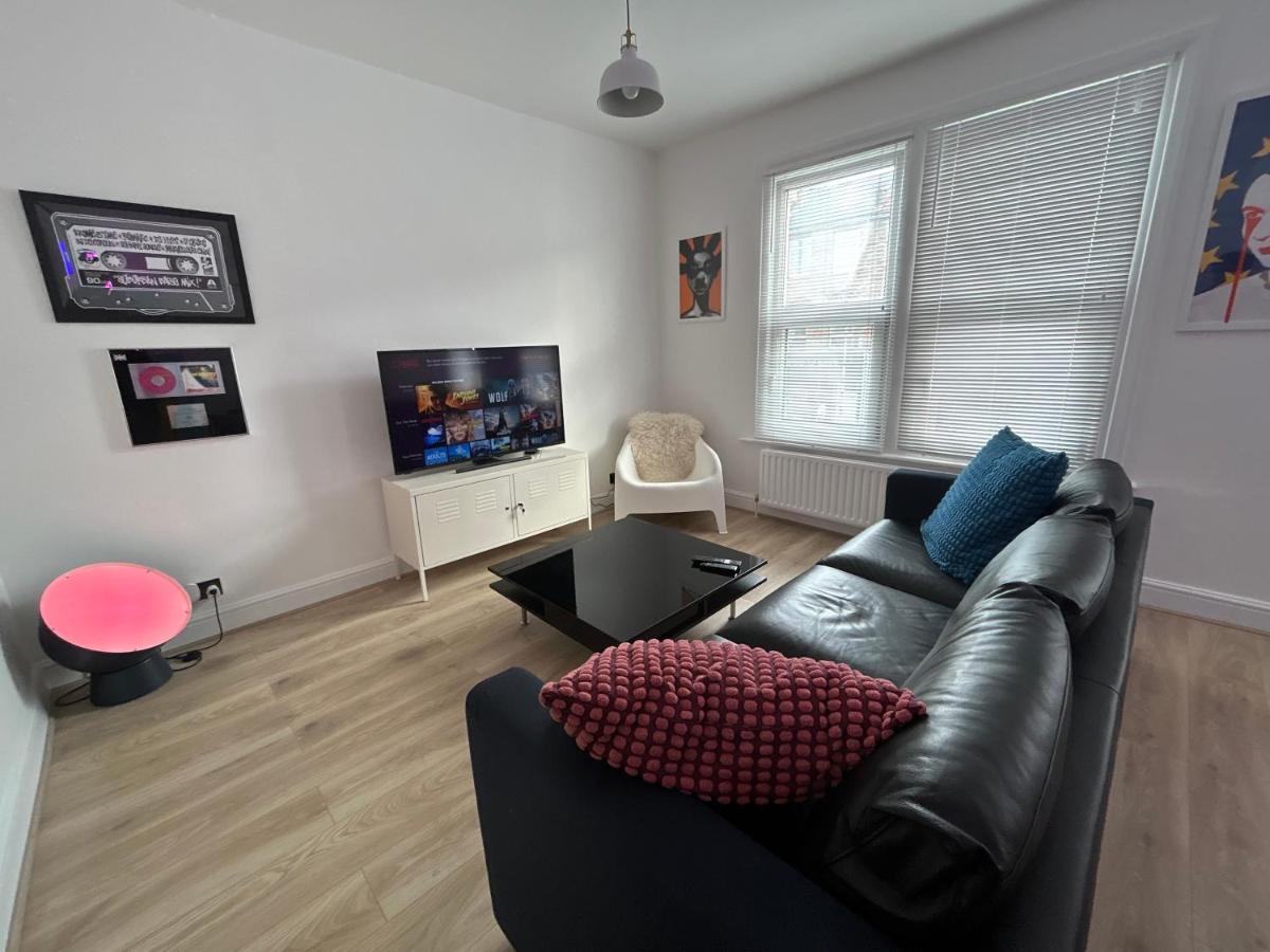 Flat Next To Central Line Underground Station Appartement *