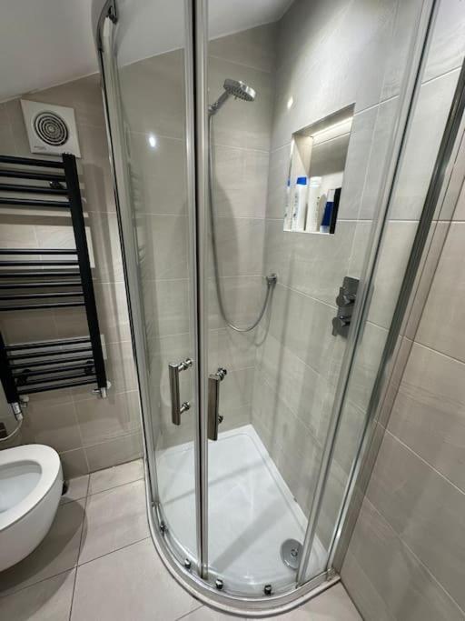 Luxurious 2 Bedroom Flat In * London