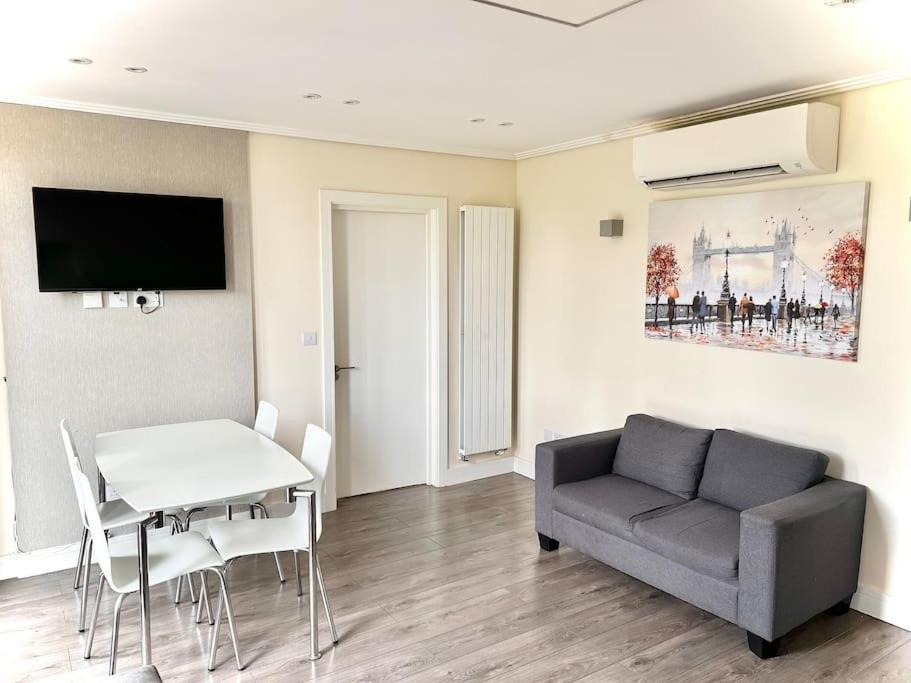 Apartment Luxurious 2 Bedroom Flat In *