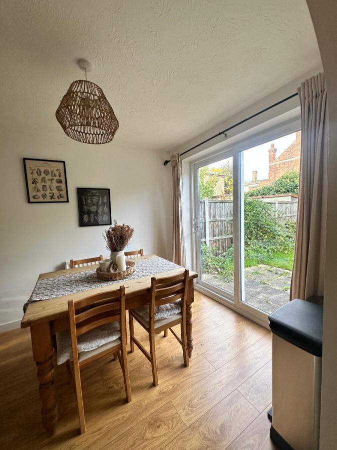 3 Bedroom House 2 Stops From Bridge Casa de Férias Londres