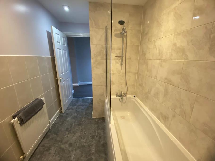 Spacious 2 Bedroom Flat *