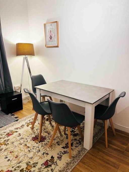 Spacious Flat With 2 To 3 Bedrooms Londres