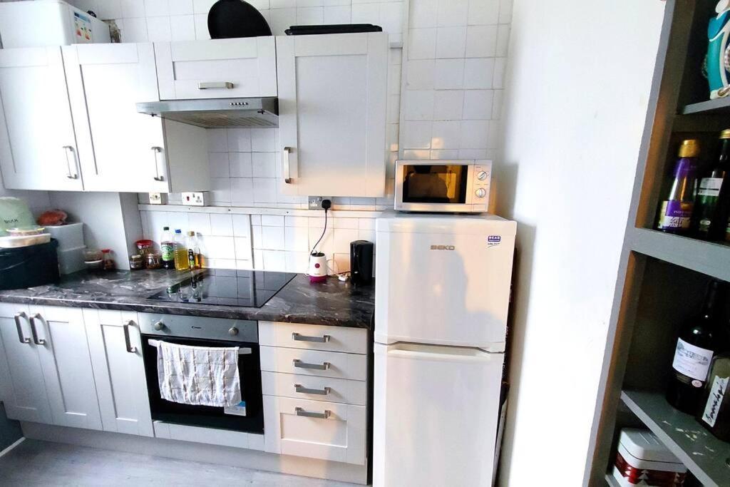 Spacious Flat With 2 To 3 Bedrooms Apartamento