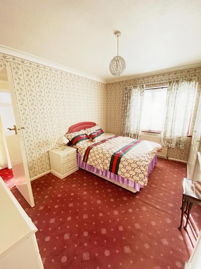 Barking House Sleeps 11 - Parking - Train Tube - Airport