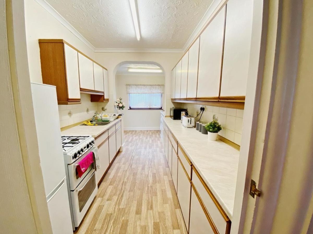 Barking House Sleeps 11 - Parking - Train Tube - Airport * London