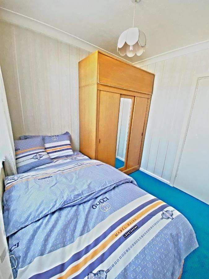Barking House Sleeps 11 - Parking - Train Tube - Airport * London