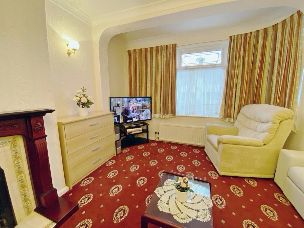 Barking House Sleeps 11 - Parking - Train Tube - Airport *