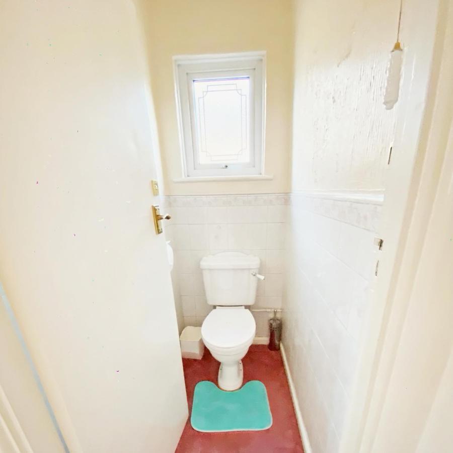 Barking House Sleeps 11 - Parking - Train Tube - Airport Holiday home