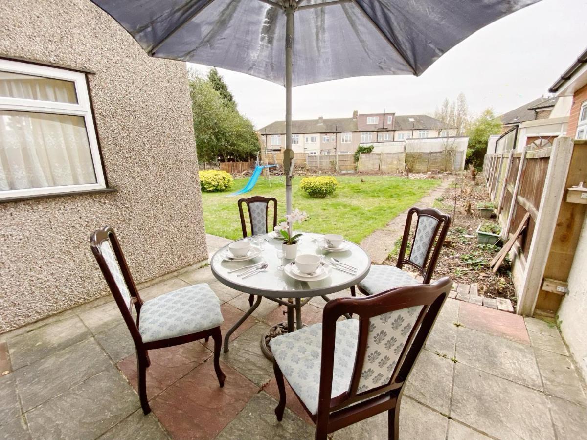 Barking House Sleeps 11 - Parking - Train Tube - Airport Holiday home London