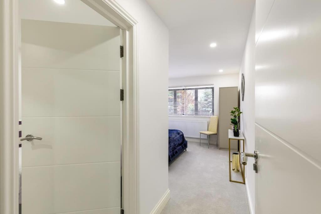 4bed 11 Occupancy Large Flat Elizabeth Line West Flat Free Parking Apartment London