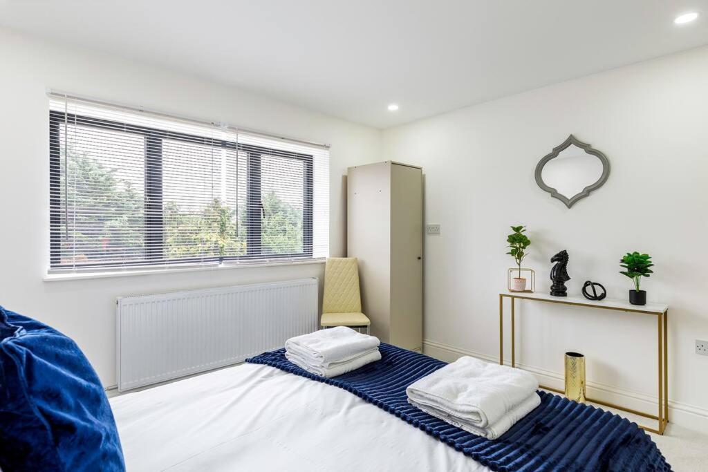 4bed 11 Occupancy Large Flat Elizabeth Line West Flat Free Parking London